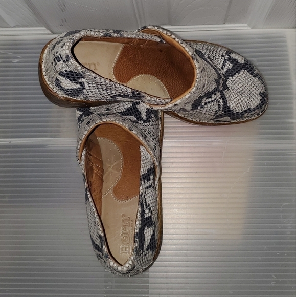 𝅺BORN snakeskin print clogs - Picture 6 of 10